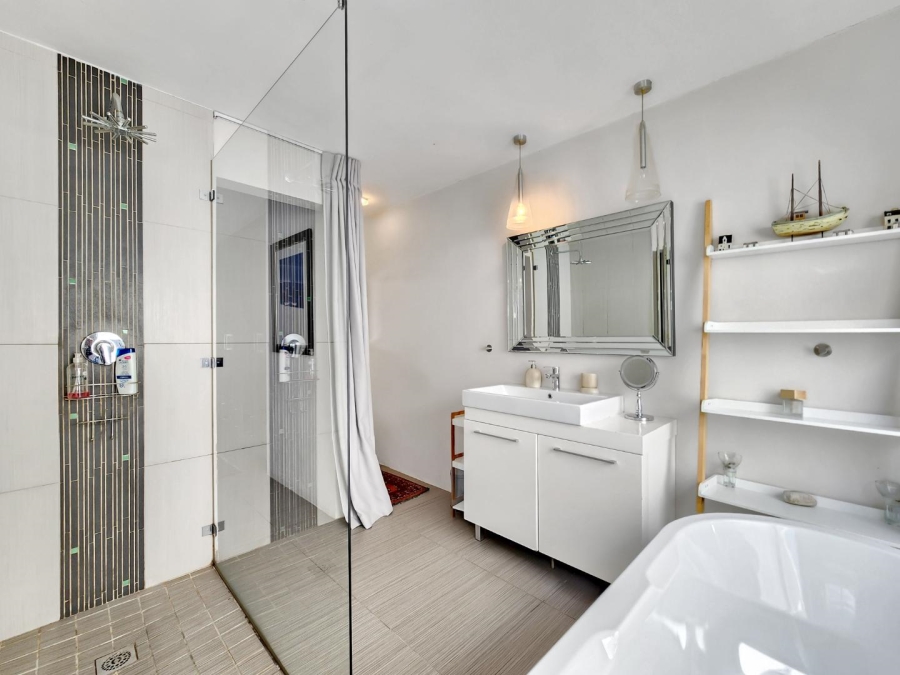 To Let 2 Bedroom Property for Rent in Green Point Western Cape